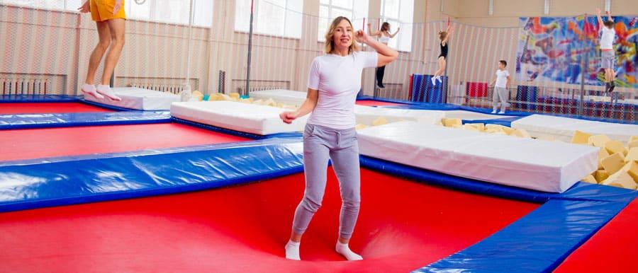 Trampoline jumping in a trampoline hall: Basically possible for all ages